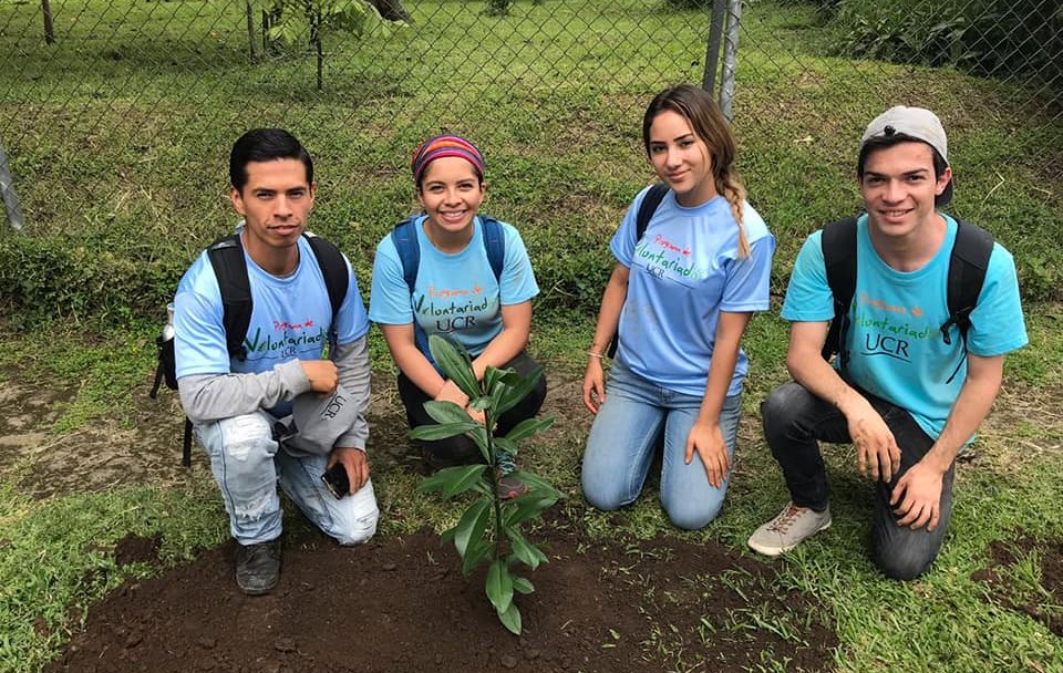 Un grupo de estudiantes del Programa de Voluntariado de la UCR